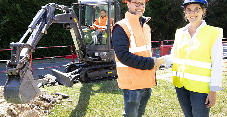 august_2019_first-volvo-electric-compact-excavator-arrives-at-customer-site_01.jpg