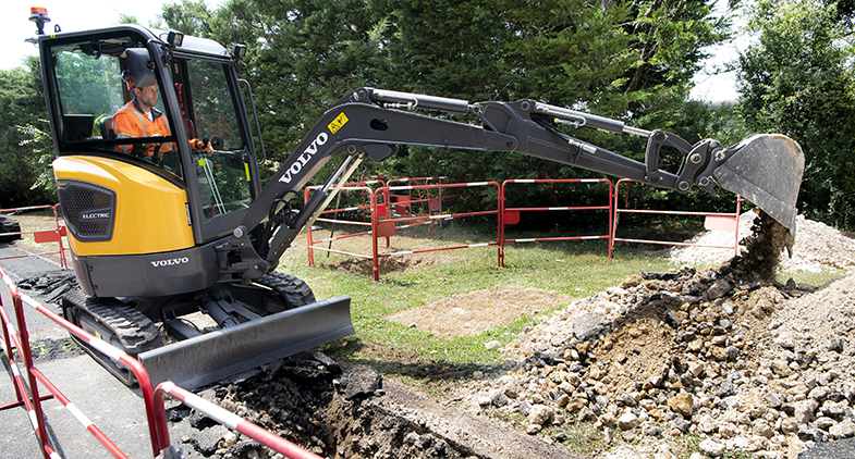 august_2019_first-volvo-electric-compact-excavator-arrives-at-customer-site_02.jpg