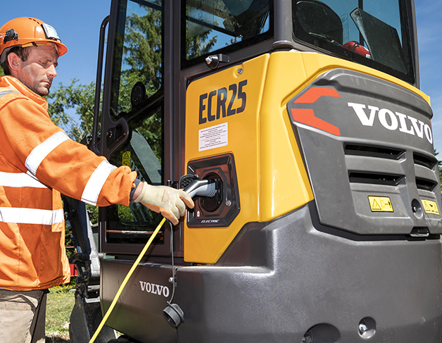 august_2019_first-volvo-electric-compact-excavator-arrives-at-customer-site_03.jpg